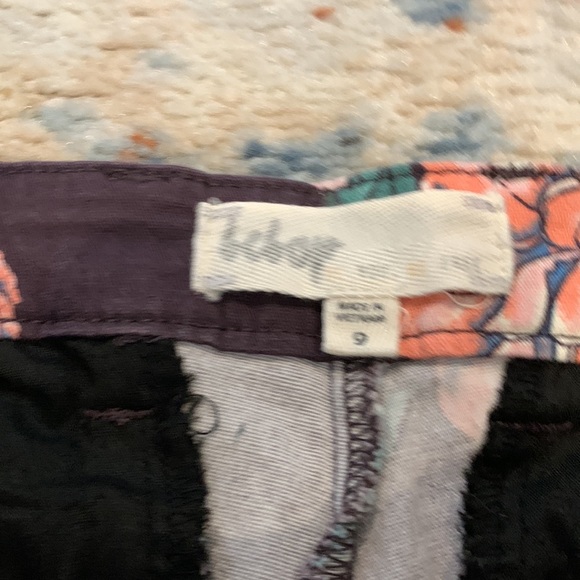 Women’s floral shorts. A little bit stretchy. Barely worn. - Picture 2 of 3